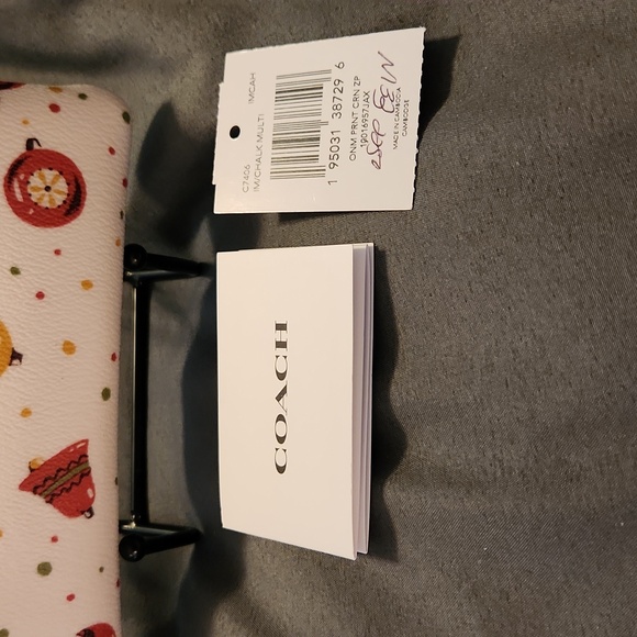 Coach RARE corner zip wristlet in ivory chalk with ornament print NWT 4x6. EN - Picture 9 of 12